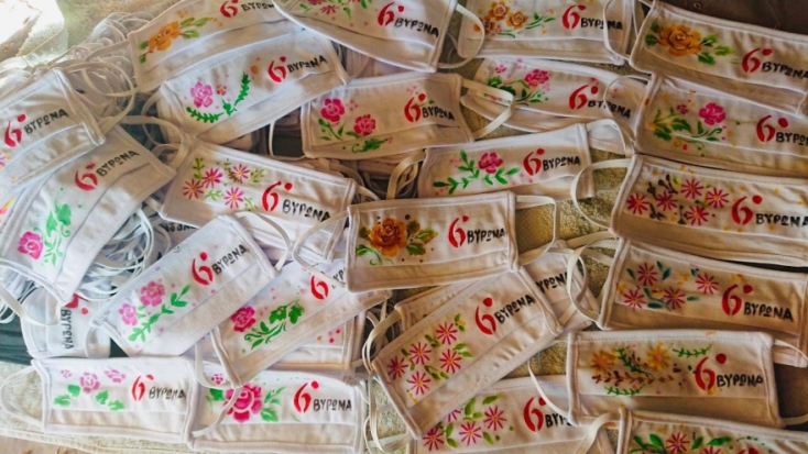 Γονείς μετατρέπουν τις μάσκες των παιδιών τους σε έργα τέχνης