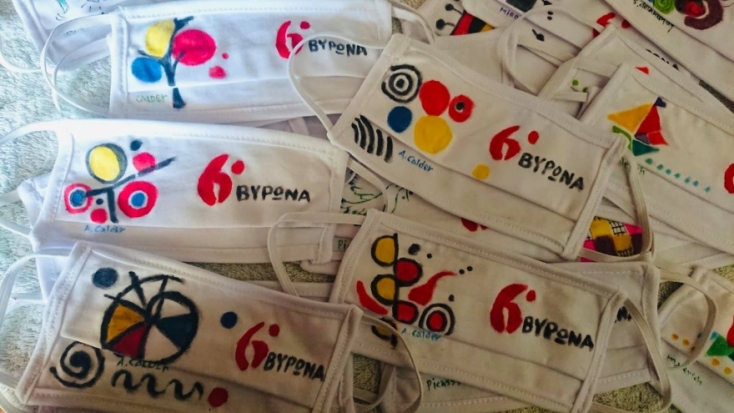 Γονείς μετατρέπουν τις μάσκες των παιδιών τους σε έργα τέχνης