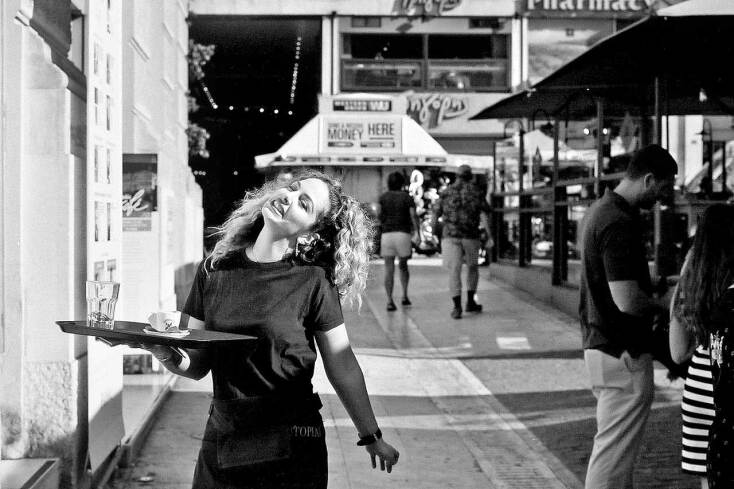 © ΓΙΑΝΝΗΣ ΟΙΚΟΝΟΜΟΥ. Τα κορίτσια της διπλανής πόρτας.