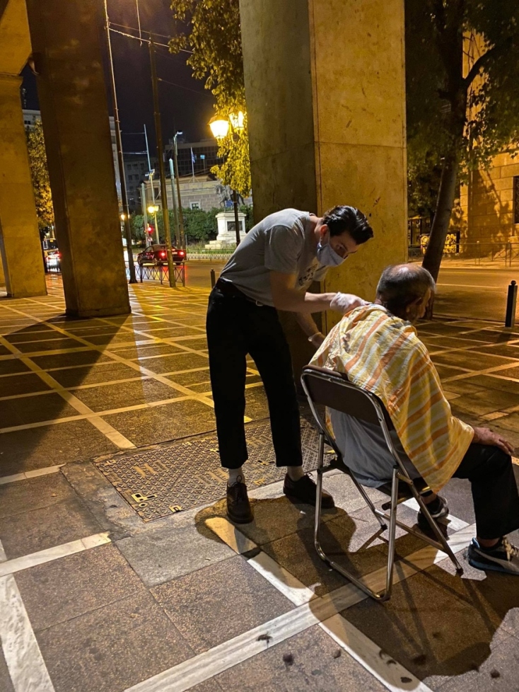 Κουρέας περιποιείται άστεγους