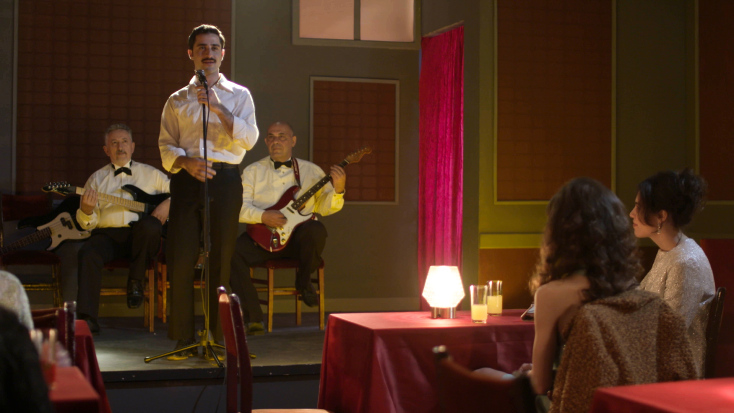 Άγριες Μέλισσες: Ηθοποιός της σειρά τραγουδά κρατώντας το μικρόφωνο