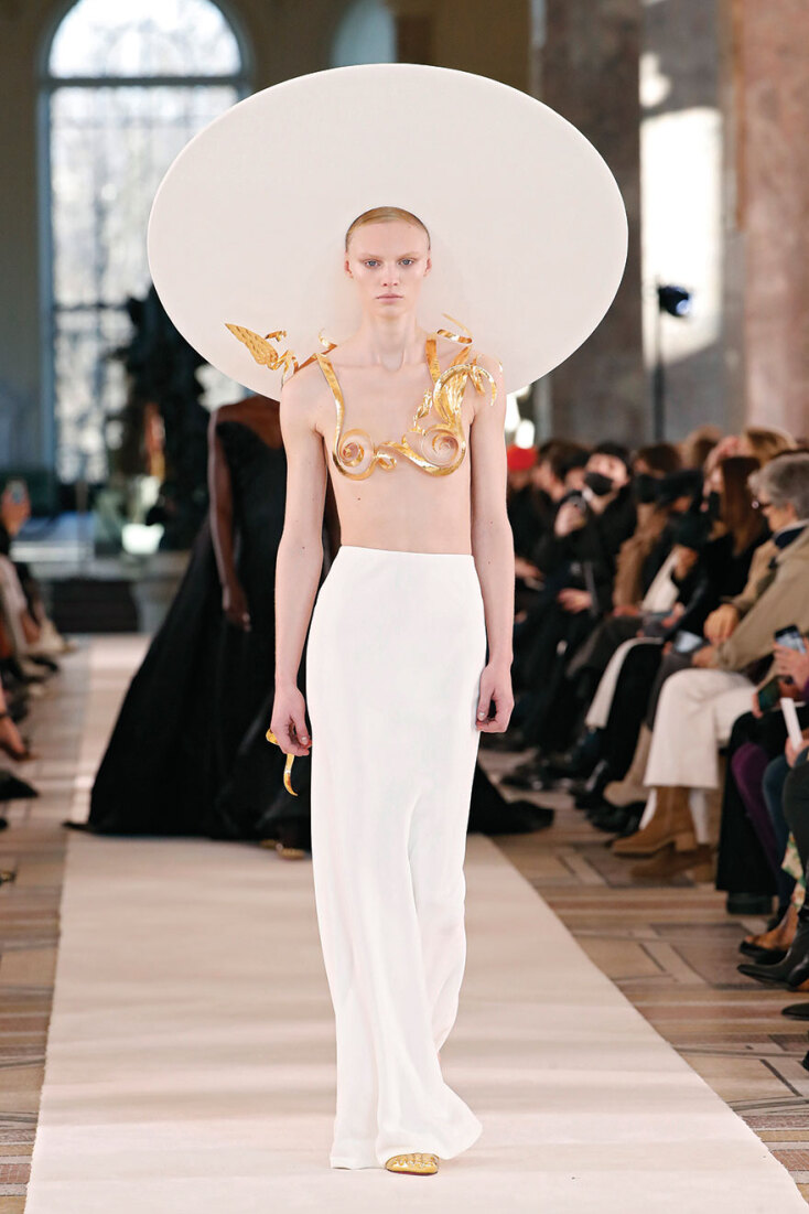 Μοντέλο από την πασαρέλα Schiaparelli