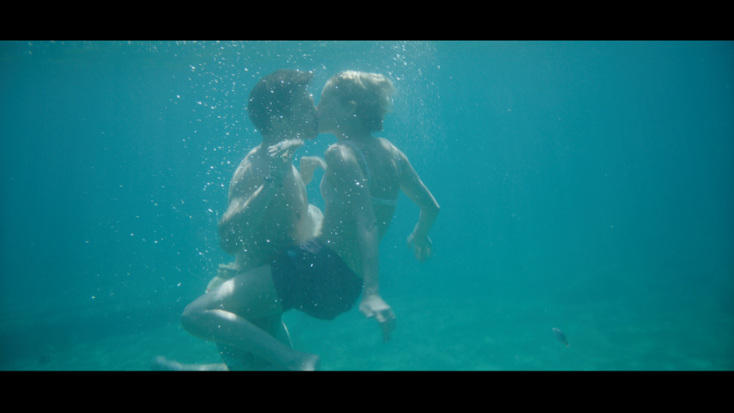 Το Monday είναι ένα τρυφερό, ρομαντικό και γλυκόπικρο δράμα χαρακτήρων, που εξιστορεί τον ξέφρενο και μετωπικό έρωτα ανάμεσα στον Mickey και στην Chloe.