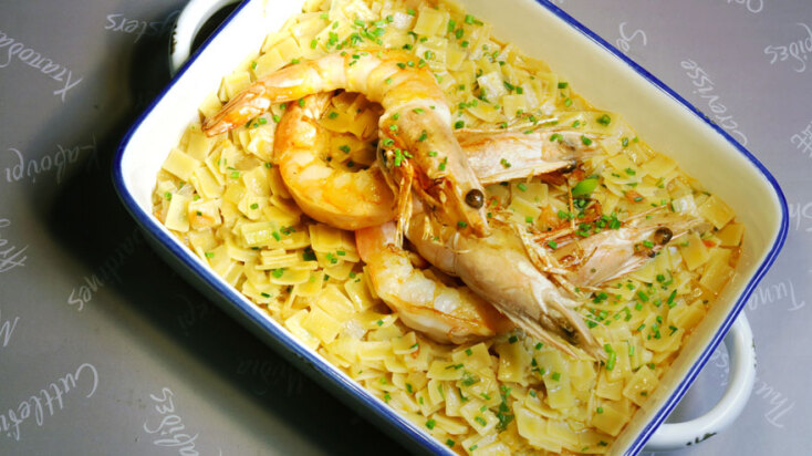 Χυλοπιτάκι με γαρίδες αρωματισμένο με μοσχάτο Λήμνου