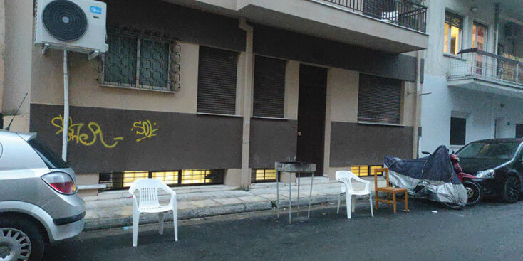 Δρόμος στην Πανόρμου με καρέκλες και ψησταριές δίπλα στο πεζοδρόμιο