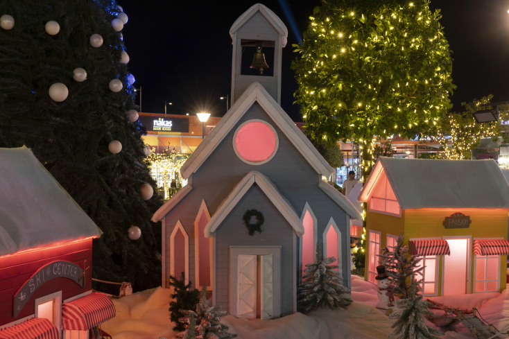 Στο μεγαλύτερο υπαίθριο εμπορικό κέντρο της Ελλάδας, το Smart Park, χιονίζει κάθε μέρα και θα συνεχίσει να χιονίζει σε όλες τις γιορτές.