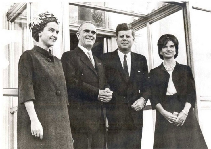 Η Αμαλία Καραμανλή, ο Κωνσταντίνος Καραμανλής, ο Τζον Κένεντι και η Ζακλίν Κένεντι © Φωτογραφικό Αρχείο Ιδρύματος&nbsp;"Κωνσταντίνος Γ. Καραμανλής" - Κωνσταντίνος Καραμανλής: Ο τελευταίος μεγάλος, εκδόσεις Ροές, 1991