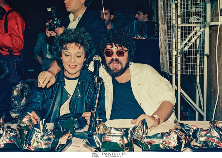 Εργοστάσιο, Μάιος 1989: Η Λιάνα Κανέλλη με τον Σταμάτη Κραουνάκη σε καλλιστεία σκύλων. 