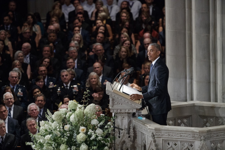 Ο Μπάρακ Ομπάμα εκφωνεί τον επικήδειο του Τζον Μακέιν