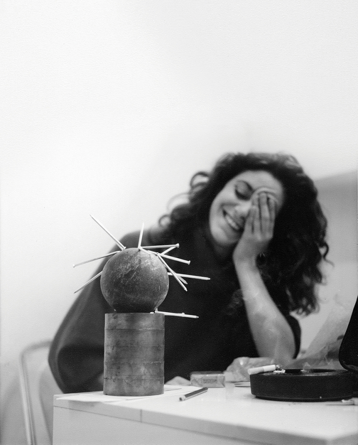 Η Μαρία Δημητριάδη μπροστά σε μικρογλυπτό του Takis, περίπου 1982