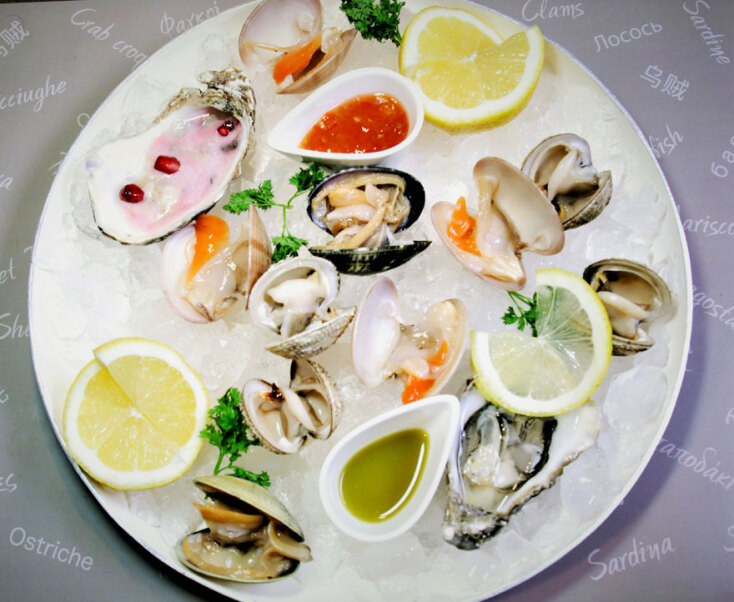 Ποικιλία με γυαλιστερές, κυδώνια, στρείδια με σάλτσα εσπεριδοειδών και ροδιού