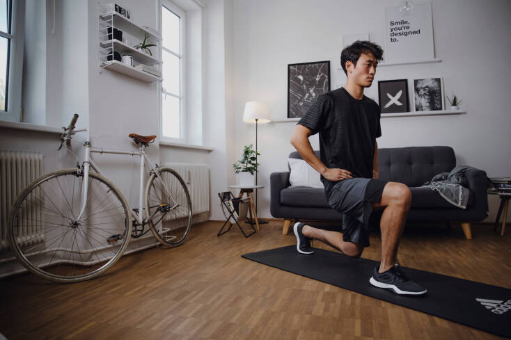 Αγόρι γυμνάζεται στο σπίτι με τη βοήθεια του app της adidas