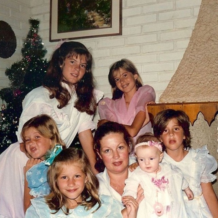 ​Η Ζιζέλ με τις 5 αδελφές της και τη μητέρα τους, στο σπίτι τους στην Οριζοντίνα