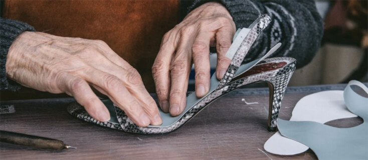 Τεχνίτης της AERA σε ώρα εργασίας.