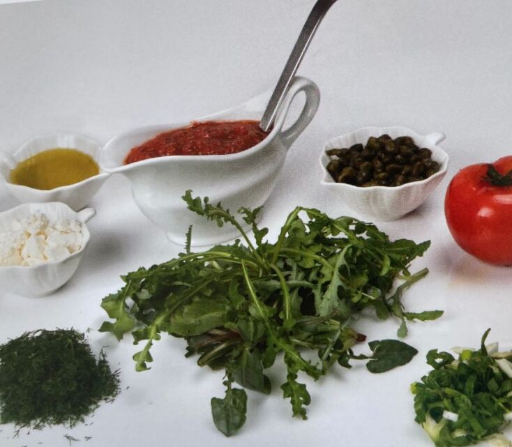 Τσιγαριστά άγρια χόρτα του βουνού με τυροβολάκι Σύρου