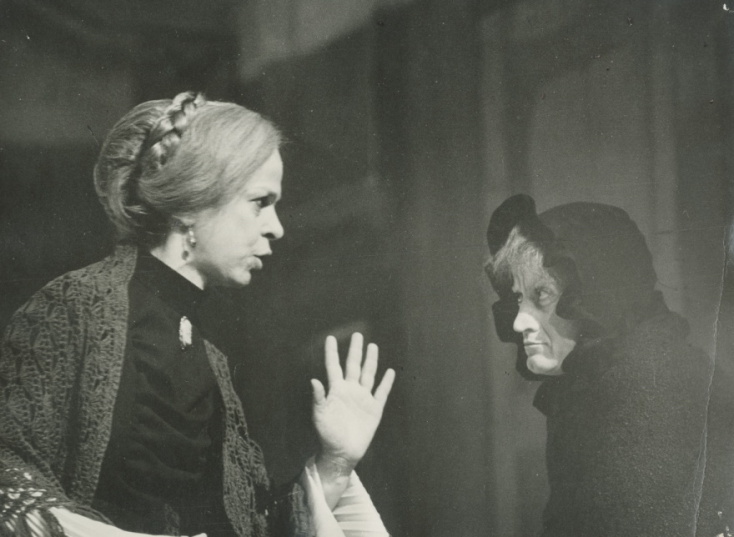 Αρχείο Εθνικού Θεάτρου, από την παράσταση «Μάνα Κουράγιο». Πένυ Παπουτσή (Άννια), Έφη Ροδίτη (Βάρια).