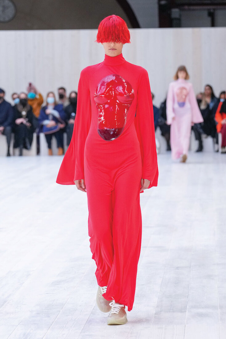 Μοντέλο στην πασαρέλα Loewe