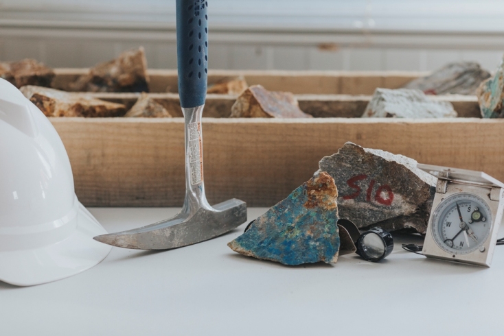 Γεωλογικός εξοπλισμός (σφυρί, λούπα, πυξίδα)