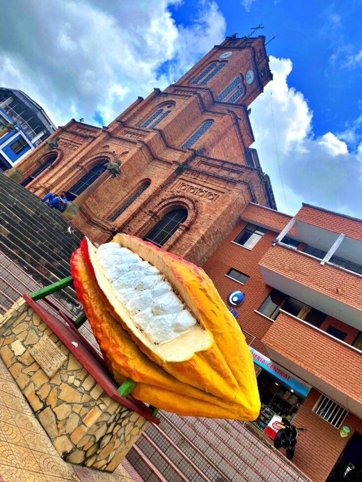 Επιβλητικός κίτρινος καρπός μπροστά από το Parroquia San Vicente Ferrer