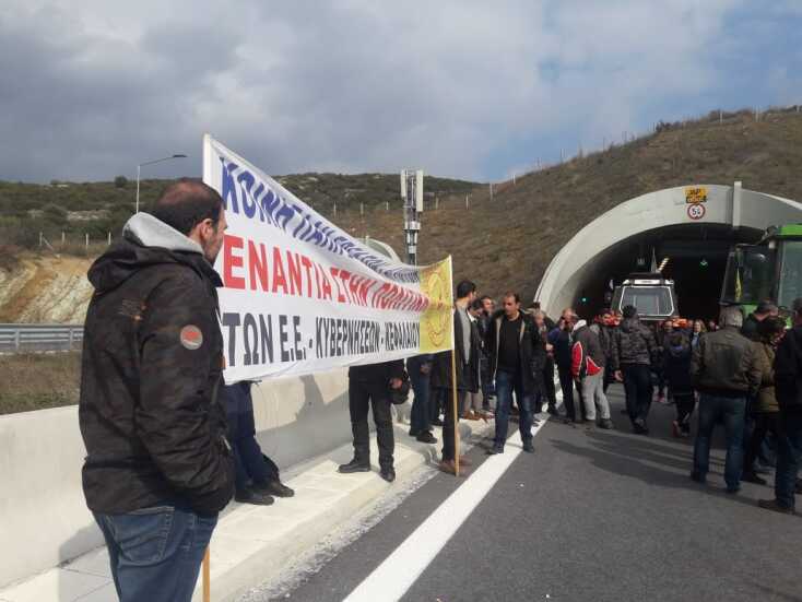 Οι αγρότες απέκλεισαν τα Τέμπη © larissanet.gr