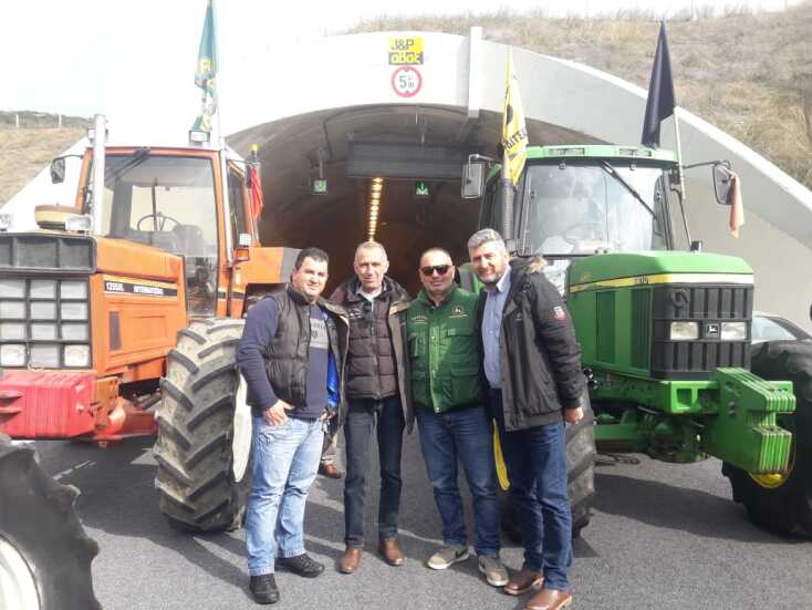 Οι αγρότες απέκλεισαν τα Τέμπη © larissanet.gr