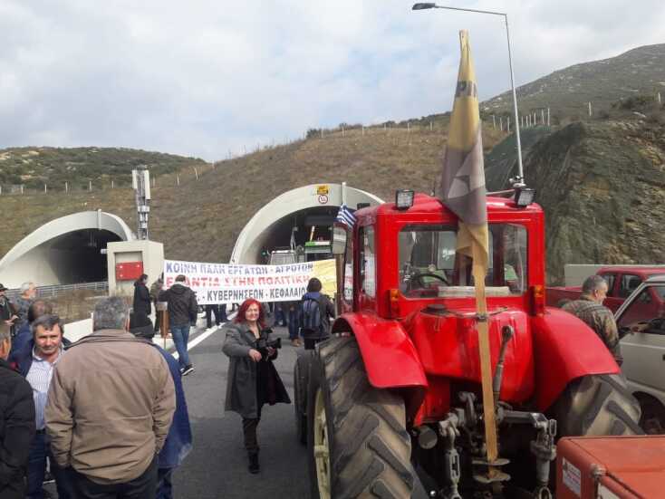 Οι αγρότες απέκλεισαν τα Τέμπη © larissanet.gr