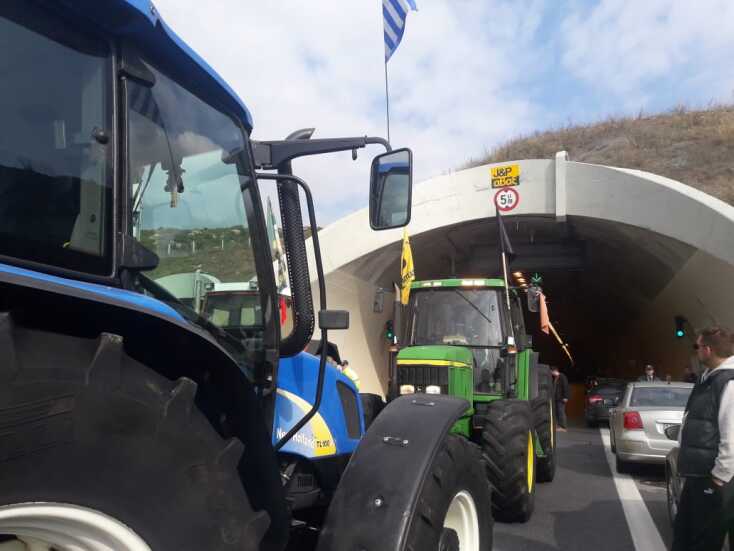 Οι αγρότες απέκλεισαν τα Τέμπη © larissanet.gr