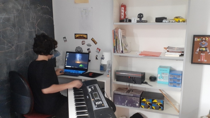 #menoume_spiti: Η Μανίνα Ζουμπουλάκη περιγράφει πώς είναι μια μέρα στο σπίτι με τα παιδιά.