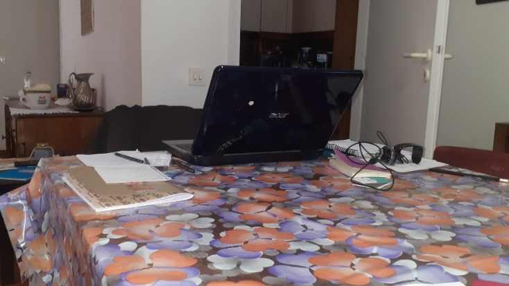 #menoume_spiti: Η Μανίνα Ζουμπουλάκη περιγράφει πώς είναι μια μέρα στο σπίτι με τα παιδιά.