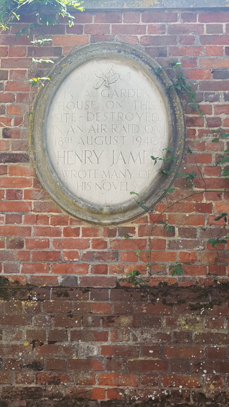  H  επιγραφή έξω από το Lamb House, το καταφύγιο του Henry James. To δωμάτιο που προτιμούσε να γράφει -το Garden Room- καταστράφηκε τον Δεύτερο Παγκόσμιο Πόλεμο 