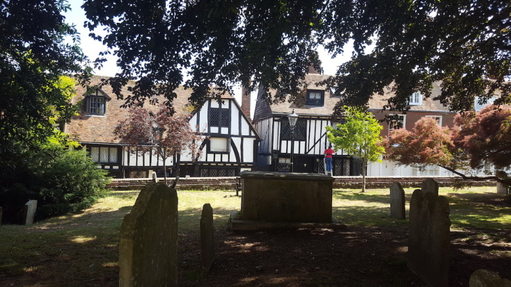 O αυλόγυρος της εκκλησίας St Mary στο Rye, που μετράει 900 χρόνια ζωής.