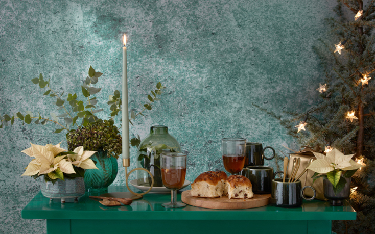 Το φθινόπωρο και τον χειμώνα, μπορείτε να δημιουργήσετε υπέροχες συνθέσεις για το τραπέζι με Αλεξανδρινά.