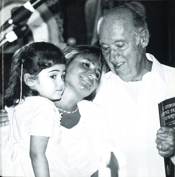 Λουκίλα και Μίμης Πλέσσας με την Ελεάνα αγκαλιά.