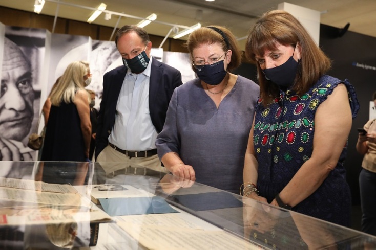 Η Πρόεδρος της Δημοκρατίας, κ. Κατερίνα Σακελλαροπούλου, η Υπουργός Πολιτισμού και Αθλητισμού κ. Λίνα Μενδώνη και ο πρόεδρος του Μεγάρου Μουσικής Αθηνών, κ. Νικόλαος Πιμπλής, μπροστά στα σπάνια ντοκουμέντα της έκθεσης.