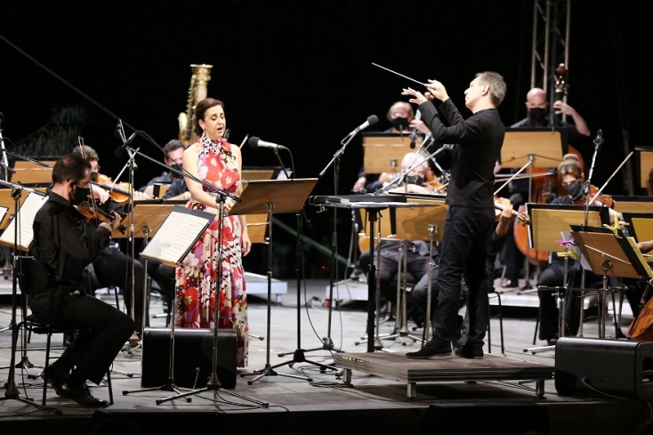 Η μεσόφωνος Μαίρη-Έλεν Νέζη ερμήνευσε τον κύκλο τραγουδιών «Έρως και Θανάτος», ενώ την Κρατική Ορχήστρα Αθηνών διηύθυνε ο Νίκος Χαλιάσας.