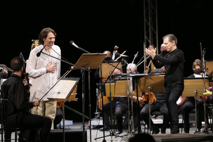 Ο βαρύτονος Τάσος Αποστόλου ερμήνευσε την «Ραψωδία για βαρύτονο και ορχήστρα εγχόρδων», ενώ την Κρατική Ορχήστρα Αθηνών διηύθυνε ο Νίκος Χαλιάσας.