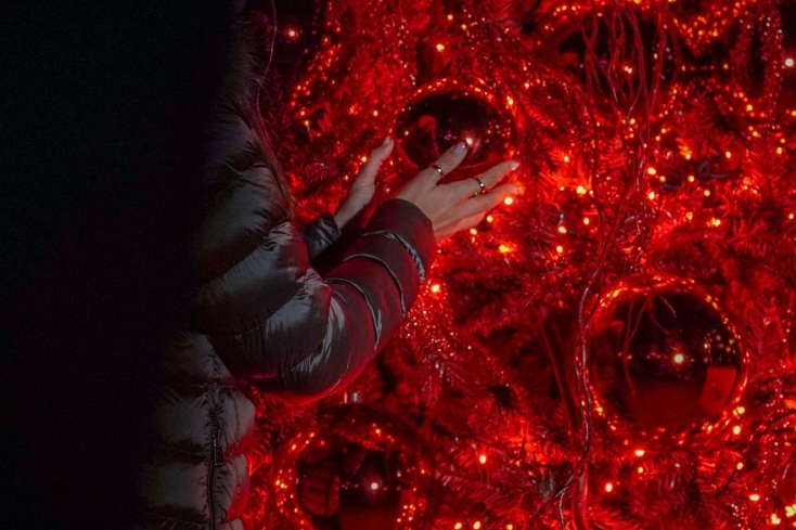 Άποψη του κατακόκκινου χριστουγεννιάτικου δέντρου ΣΚΡΑΤΣ στην πλατεία στο Γαλάτσι