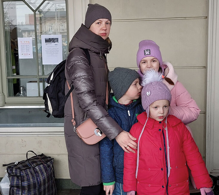 Ουκρανία - H Ελένα και τα παιδιά της στον σταθμό του τρένου. 