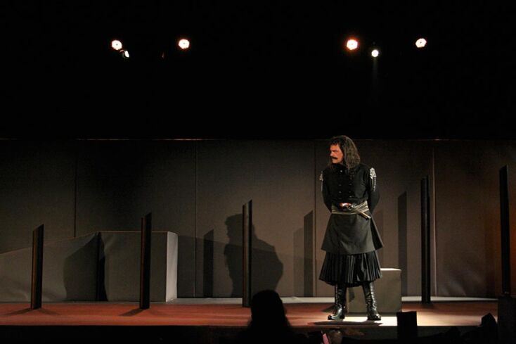 Ο Κωνσταντινος Καζάκος στο θεατρικό «Θεόδωρος Κολοκοτρώνης "Ο Θεός έβαλε την υπογραφή του"» του ΠΣΚΗ