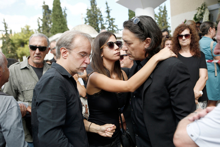 Μίλτος Πασχαλίδης και Γιάννης Κότσιρας στην κηδεία του Λαυρέντη Μαχαιρίτσα / © INTIME NEWS/ΚΑΠΑΝΤΑΗΣ ΔΗΜΗΤΡΗΣ