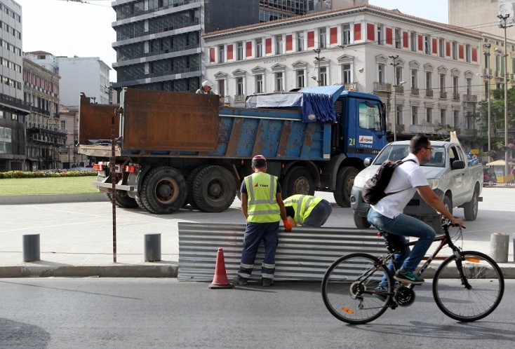 Έφυγαν τα προστατευτικά από την πλατεία