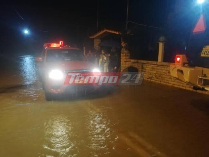 Κακοκαιρία - Δυτική Αχαΐα: Δείτε τη στιγμή που Πυροσβέστες προσπαθούν να πλησιάσουν πλημμυρισμένα σπίτια