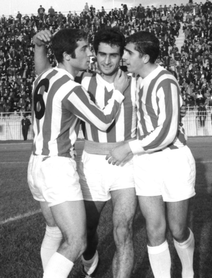 Ο Βασίλης Μποτίνος πανηγυρίζει με τη φανέλα του Ολυμπιακού.