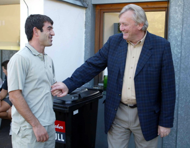 Φωτογραφία του Ίβιτσα Όσιμ με τον Γιώργο Καραγκούνη.