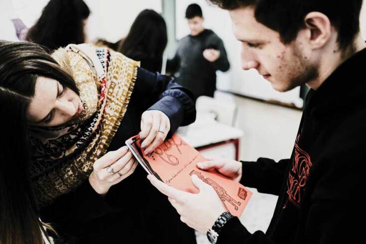 Στο εργαστήριο «Ένα ποίημα, μια εικόνα, μια έκδοση» οι μαθητές του 5ου ΓΕΛ Ζωγράφου στήνουν σαλόνια, εξώφυλλα, οπισθόφυλλα και παράγουν ο κάθε μαθητής το δικό του μοναδικό φανζίν πάντα με αφετηρία τον Καβάφη και τα ποιήματά του