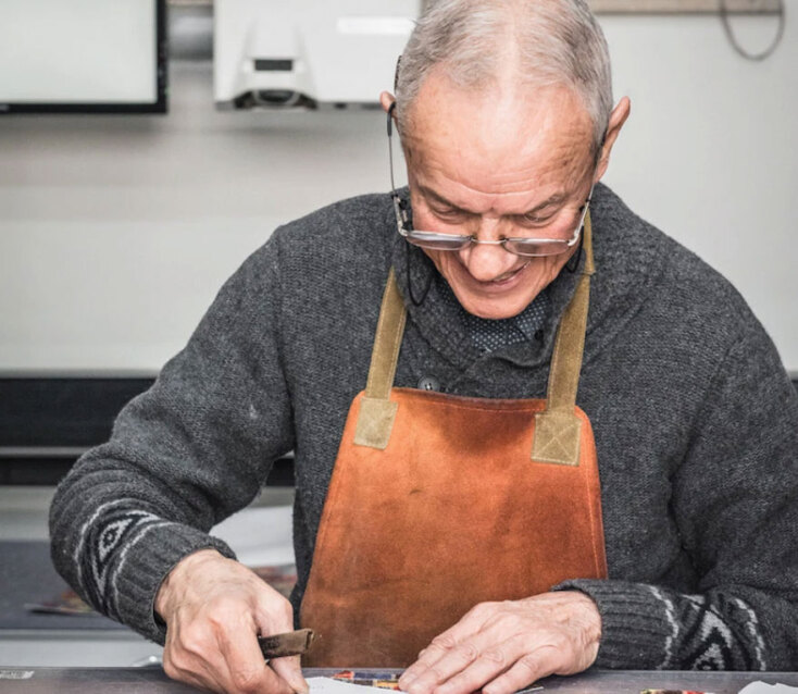 Τεχνίτης της AERA σε ώρα εργασίας.