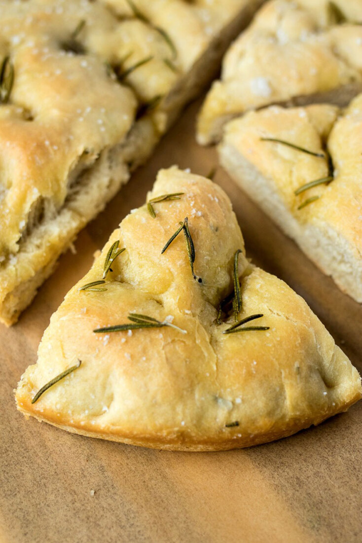 Η Ελισάβετ Κουλούρη μας δίνει τη συνταγή για focaccia