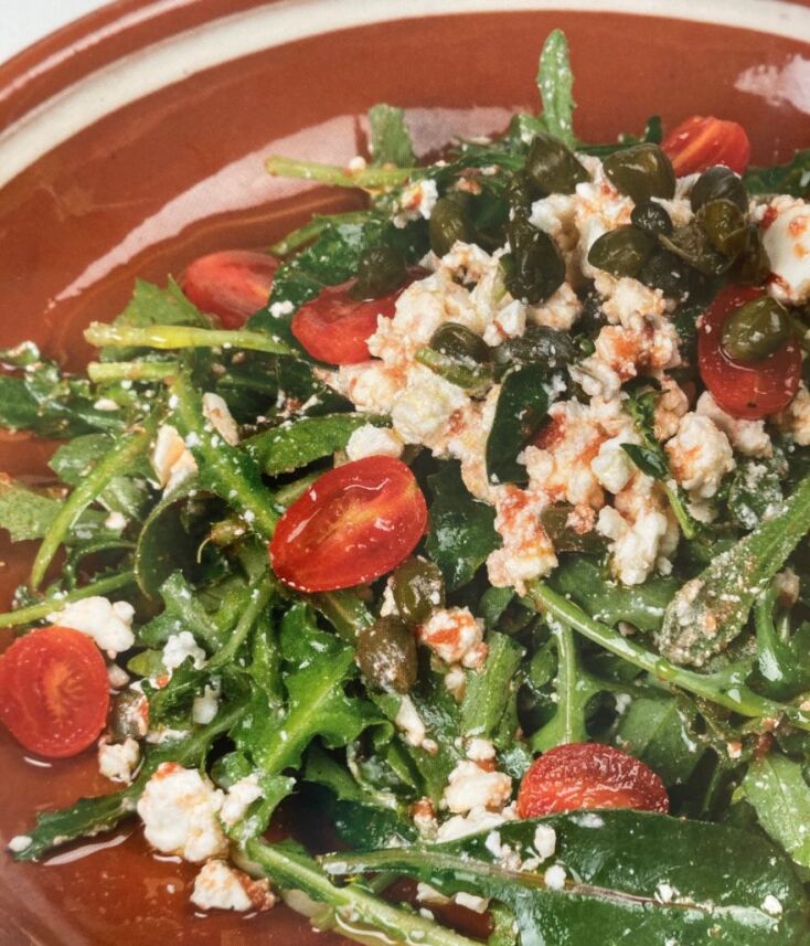 Τσιγαριστά άγρια χόρτα του βουνού με τυροβολάκι Σύρου