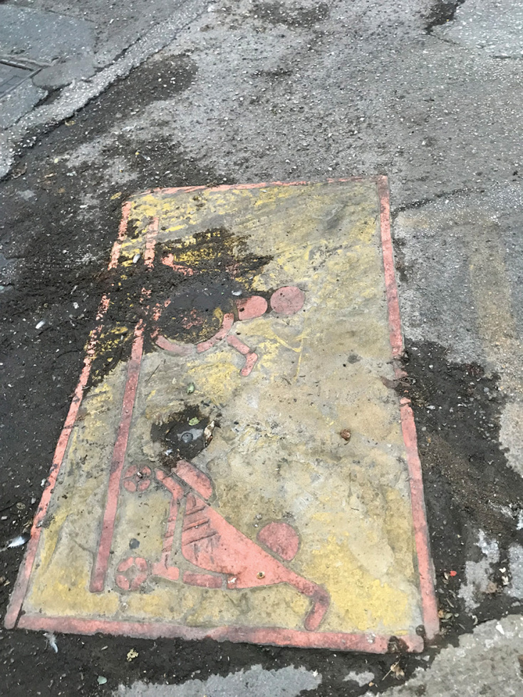 Ειδική σήμανση στο τέλος του πεζοδρόμιου για παιδικά ή αναπηρικά καροτσάκια