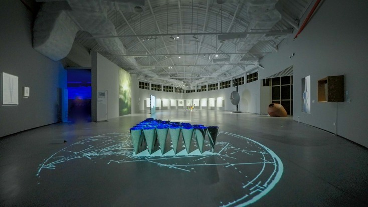 Άποψη του πρώτου χώρου της έκθεσης «Θέσις-Αντίθεσις-Σύνθεσις. Στην τροχιά των Αλλαγών» στην Κίνα